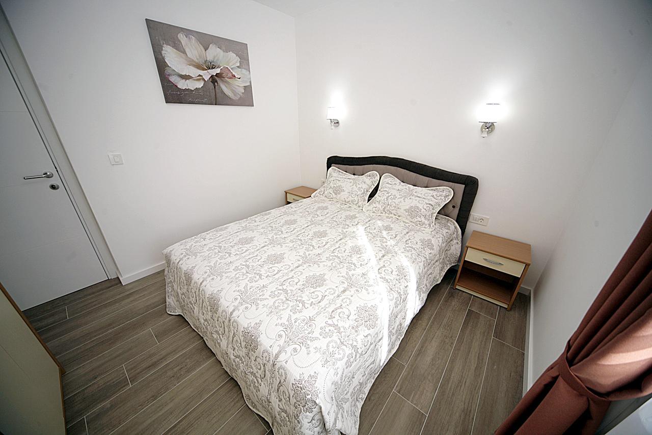 Sea Star Apartment Dobra Voda Exterior foto